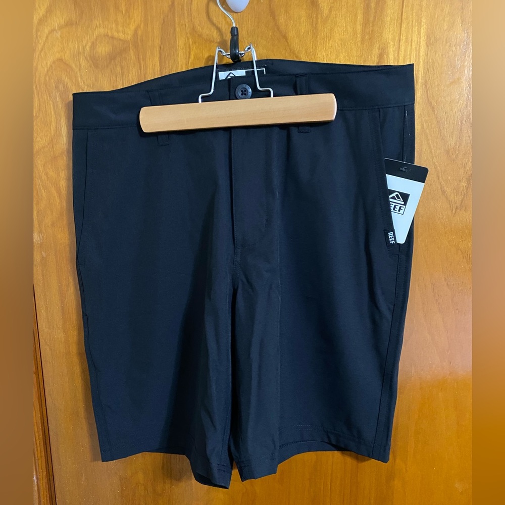 NWT Men’s Reef Black Medford Hybrid 19” out seam short 30” waist